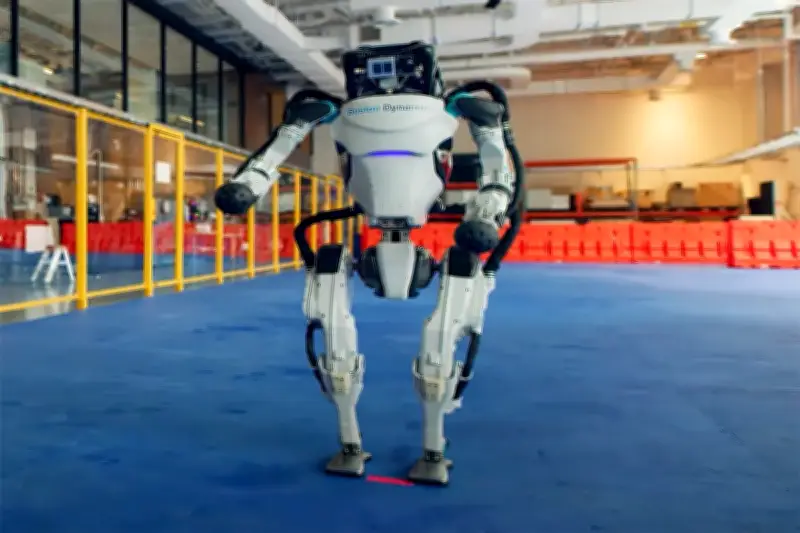 Robot hình người trình diễn kỹ thuật bóng đá chuyên nghiệp tại World Cup 2026