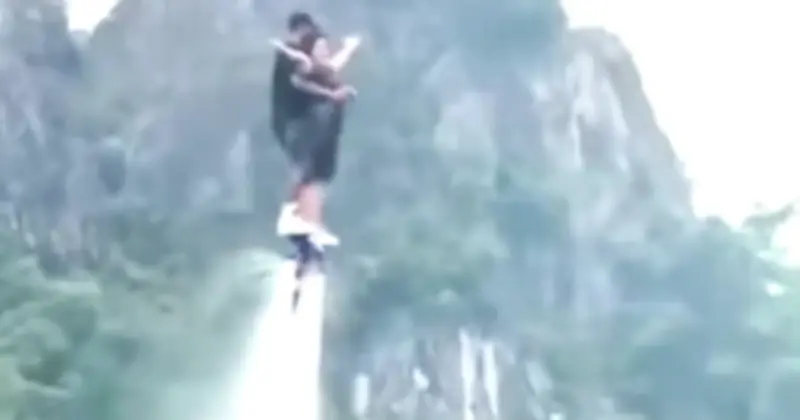 Sự cố flyboard ở Ninh Bình: Vận động viên và du khách rơi xuống nước