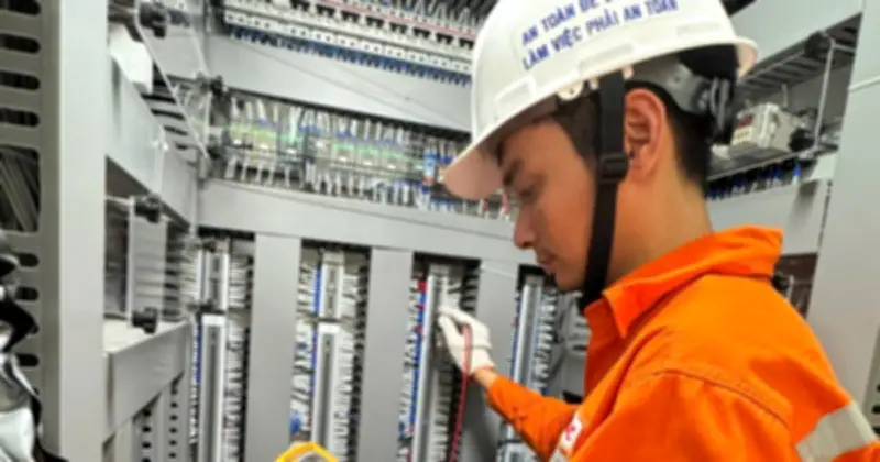 Sự hy sinh thầm lặng của công nhân điện lực TP.HCM trong 50 năm qua