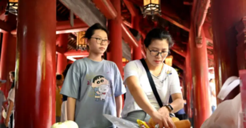 Sĩ tử đội nắng đi cầu may để thi vào lớp 10
