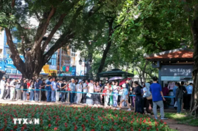 Sỹ tử đổi nắng đến Văn Miếu - Quốc Tử Giám cầu may trước kỳ thi quan trọng