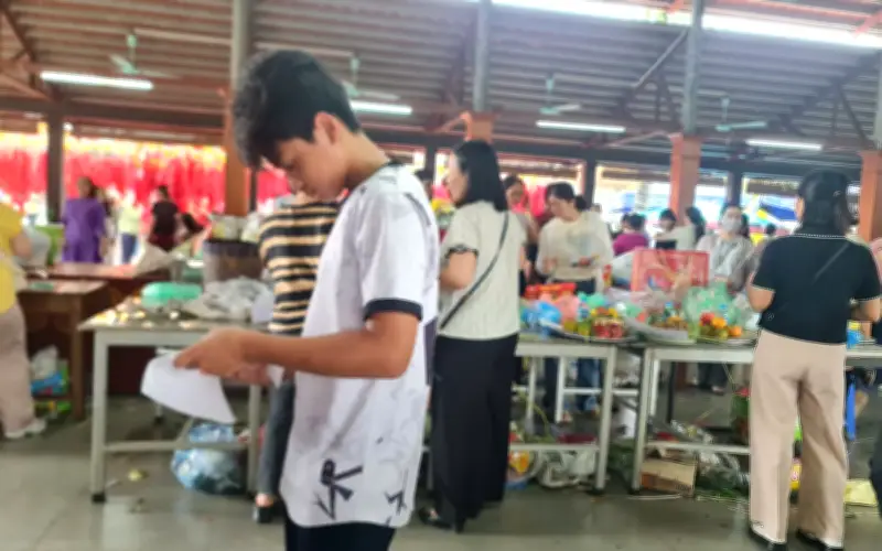 Sĩ tử và phụ huynh Hà Nội hồi hộp đến chùa cầu may trước kỳ thi vào 10
