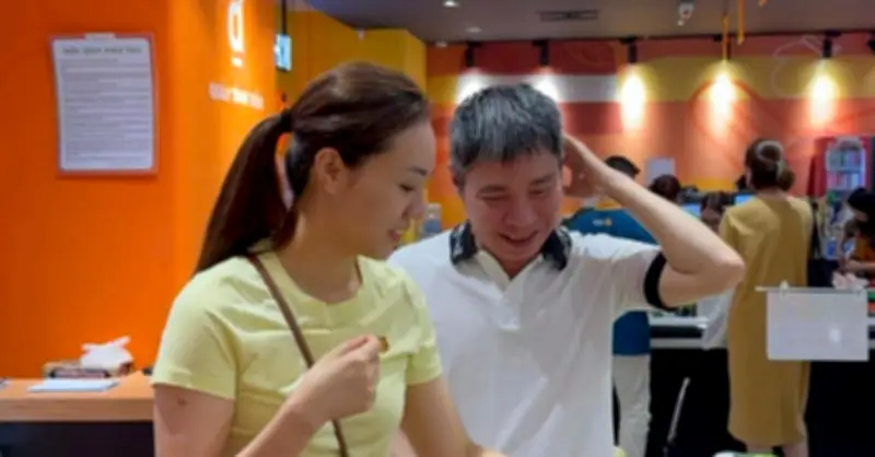 Sao Việt 25/5: Vợ NSND Công Lý làm tiếp thị, nuôi chồng
