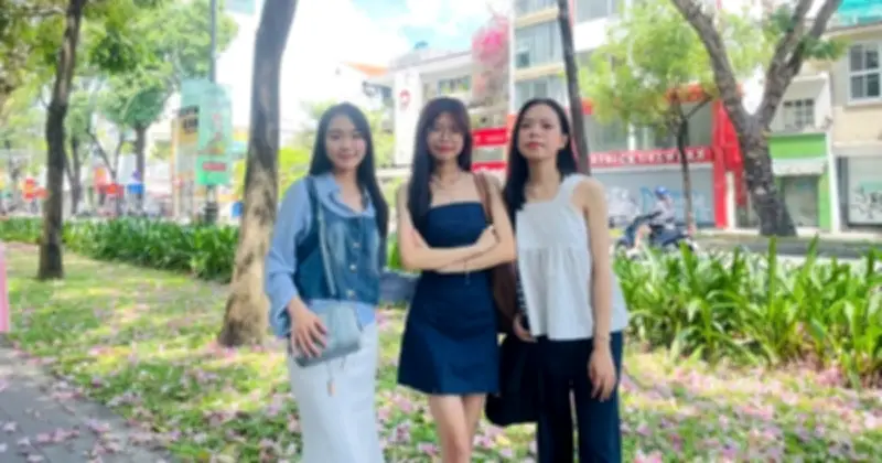 Sắc hoa kèn hồng nở rộ trên đường Võ Thị Sáu, giới trẻ đổ xô check-in