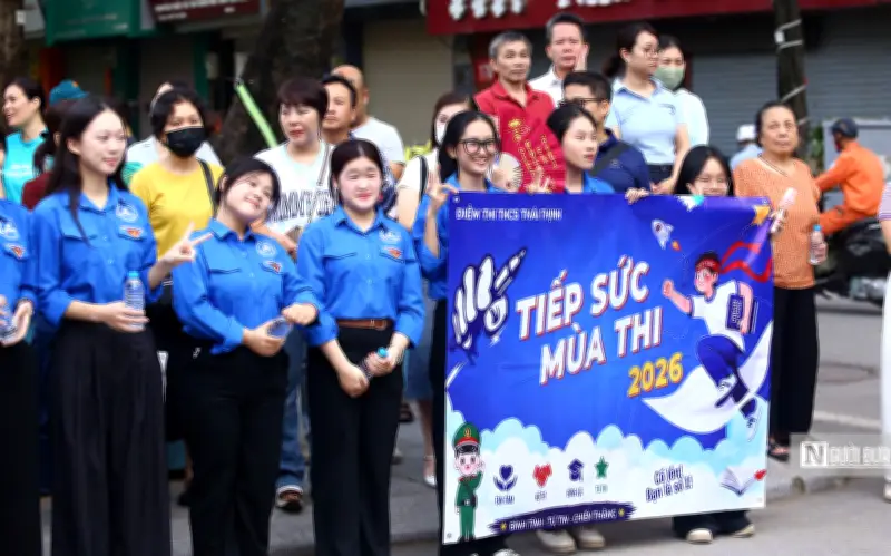 Sắc xanh tình nguyện tiếp sức mùa thi tại Hà Nội