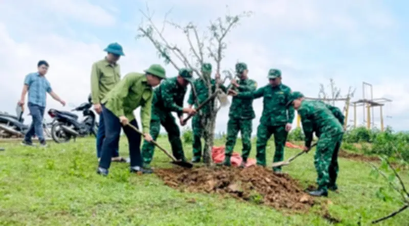 Si Pa Phìn trồng cây xanh chào mừng sinh nhật Bác Hồ
