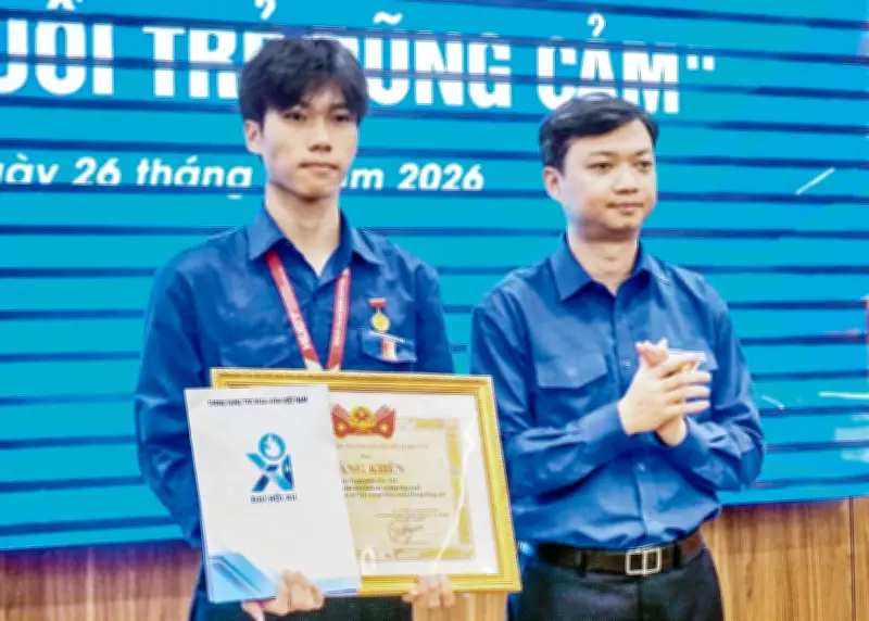 Sinh viên cứu 7 người khỏi đám cháy nhận Huy hiệu 'Tuổi trẻ dũng cảm'