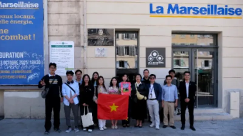 Sinh viên Việt tại Pháp dâng hoa tưởng niệm Chủ tịch Hồ Chí Minh