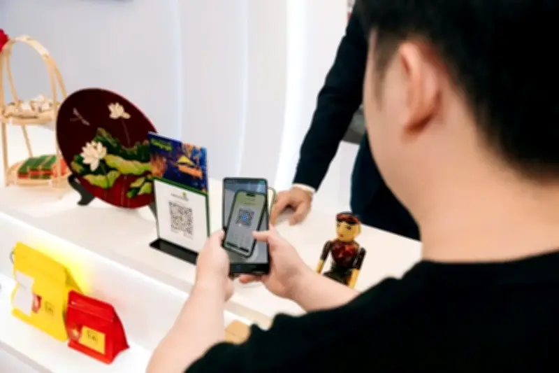 Sống trên những cú chạm: Khi điện thoại thay vì tiền