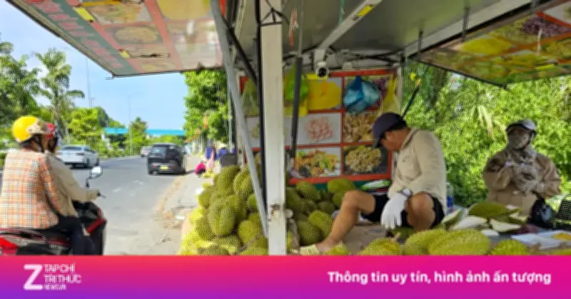 Sầu riêng 'rẻ như bèo' bán đầy vỉa hè, nông dân miền Tây thất thu