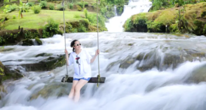 Suối mát lạnh cách Hà Nội 200km, ô tô đỗ gần, khách kéo nhau đến tránh nóng
