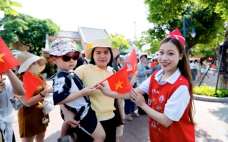 Sun World Hạ Long rực rỡ cờ hoa mừng lễ 30/4, du khách thích thú
