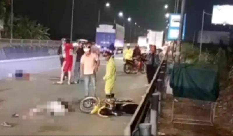 Ô tô húc xe máy trên quốc lộ 1A khiến 1 cháu bé tử vong, 2 người bị thương