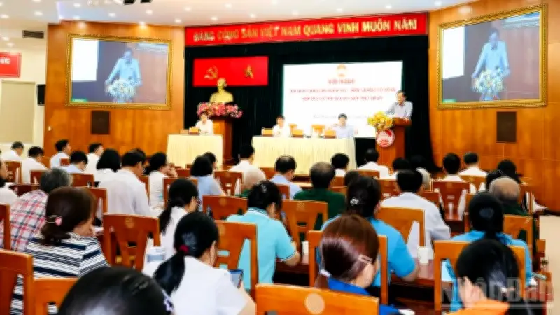 Tổ đại biểu Quốc hội số 6 tiếp xúc cử tri tại phường Diên Hồng
