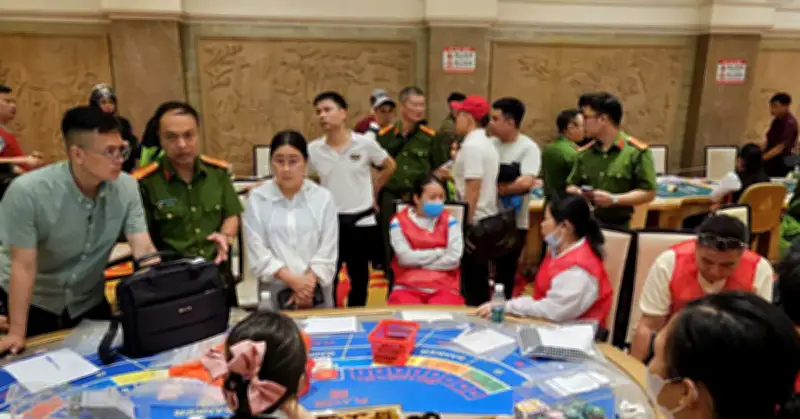 Đột kích tụ điểm đánh bạc núp bóng khu vui chơi giải trí, bắt quả tang 80 người