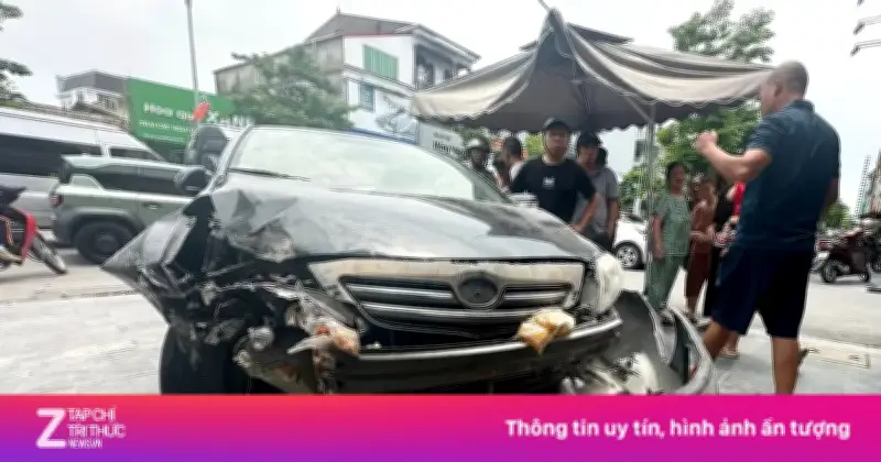 Ôtô lao lên vỉa hè, tông cửa hàng tạp hóa rồi bốc cháy ở Nghệ An