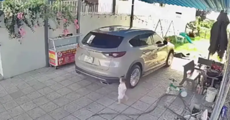 Tai nạn thương tâm: Bé gái hơn 1 tuổi bị xe SUV cán tử vong trong sân nhà