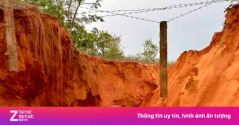 Taluy dài 40 m sạt lở sau mưa lớn ở Lâm Đồng, giao thông tê liệt