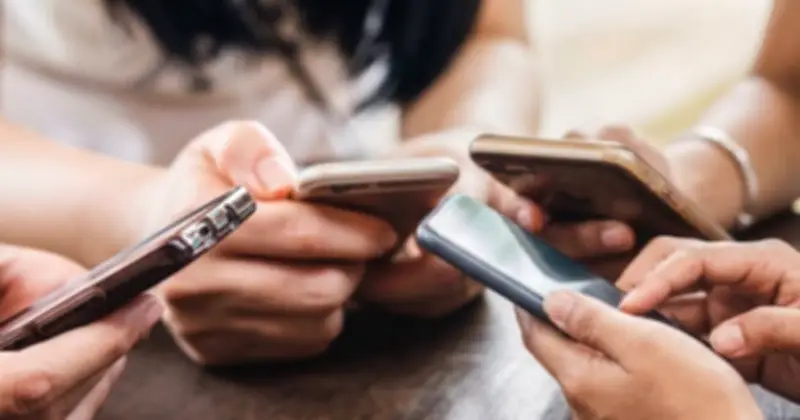 Thế hệ trẻ Việt dành 7 tiếng/ngày online: Điện thoại thành 'người chen ngang' mọi cuộc gặp