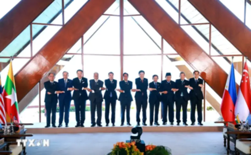 Thủ tướng dự phiên họp hẹp Hội nghị Cấp cao ASEAN lần thứ 48