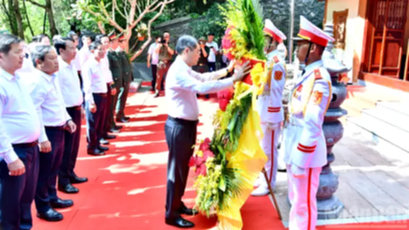 Thủ tướng Lê Minh Hưng dâng hương tưởng niệm các anh hùng liệt sĩ tại hang Tám Cô