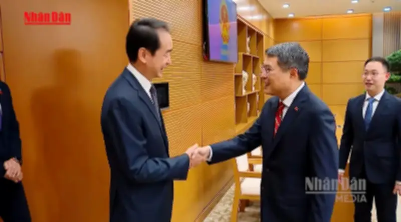 Thủ tướng Lê Minh Hưng gửi lời thăm hỏi tới lãnh đạo Trung Quốc