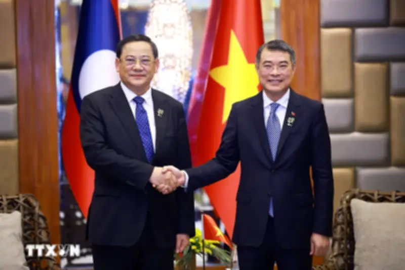 Thủ tướng Lê Minh Hưng gặp Thủ tướng Lào Sonexay Siphandone