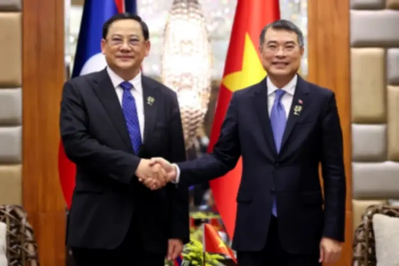 Thủ tướng Lê Minh Hưng và Thủ tướng Lào Sonexay Siphandone hội đàm bên lề ASEAN