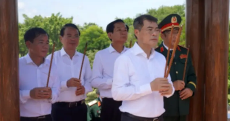 Thủ tướng Lê Minh Hưng viếng các anh hùng liệt sĩ tại Quảng Trị