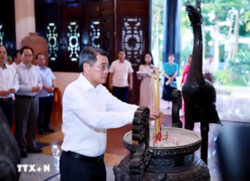 Thủ tướng Đặng Hướng tưởng nhớ cố Chủ tịch Hội đồng Bộ trưởng Phạm Hùng và cố Thủ tướng Võ Văn Kiệt