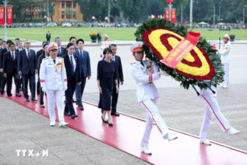 Thủ tướng Nhật Bản vào Lăng viếng Chủ tịch Hồ Chí Minh