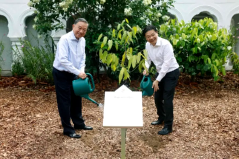 Thủ tướng Singapore đăng ảnh trồng cây cùng Tổng Bí thư, Chủ tịch nước Tô Lâm