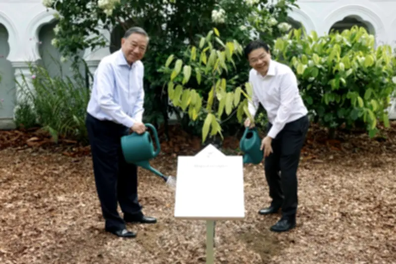 Thủ tướng Singapore đăng video hội đàm trồng cây với Tổng Bí thư, Chủ tịch nước Tô Lâm