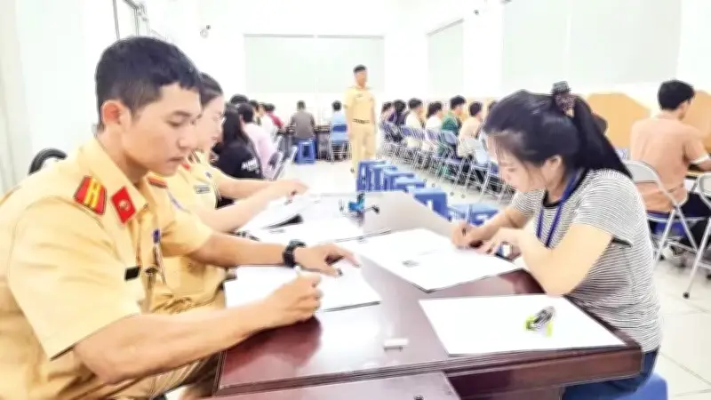 Thủ tướng yêu cầu cắt giảm thủ tục hành chính ngay trong tháng 5