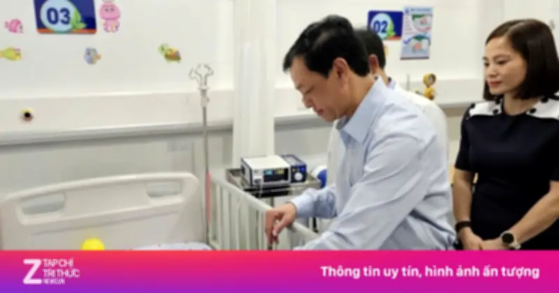 Thứ trưởng Y tế thăm bé trai bị bạo hành, kêu gọi phòng ngừa từ cộng đồng