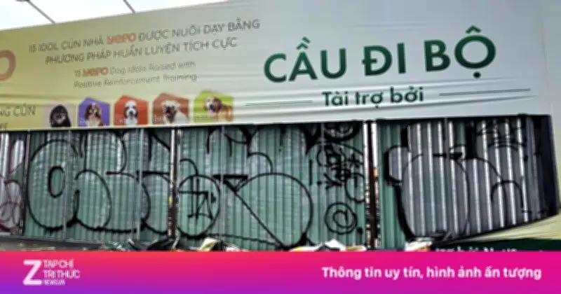 Thanh niên cùng bạn ngoại quốc vẽ bậy, rạch phá cầu đi bộ bị xử lý