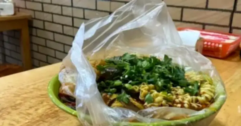 Thói quen đựng đồ ăn trong túi ni lông gây ung thư hạch