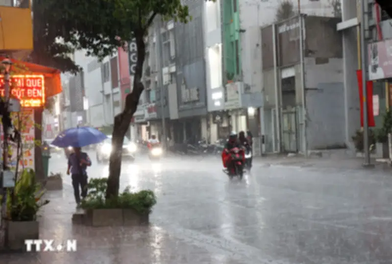 Thời tiết 17/5: Mưa dông diện rộng cả 3 miền, đề phòng lốc sét
