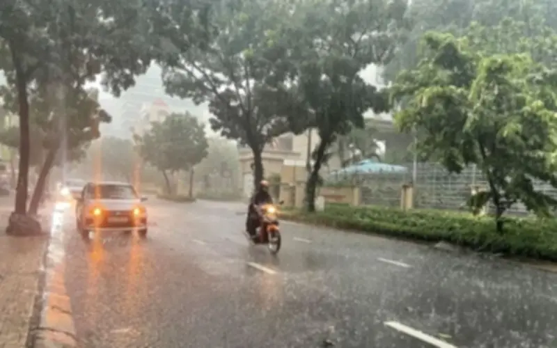 Thời tiết Hà Nội sắp đón mưa dông kèm sấm sét, gió giật mạnh
