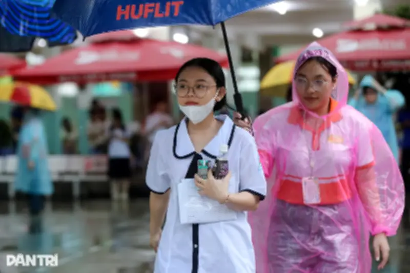 Thời tiết nắng nóng, có mưa dông trong kỳ thi lớp 10 tại TPHCM