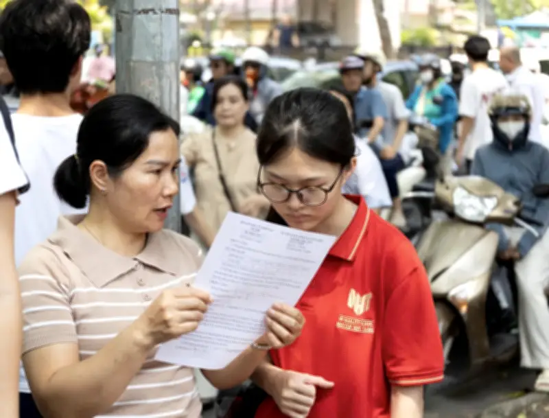 Đề thi Toán khó, thí sinh Hà Nội rời phòng thi với nhiều cung bậc cảm xúc