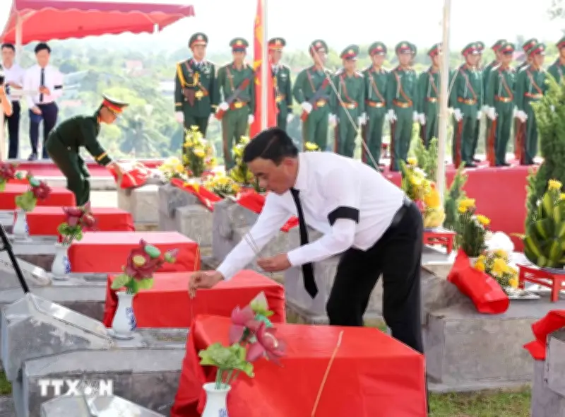 Thường trực Ban Bí thư dự lễ truy điệu, an táng hài cốt liệt sỹ tại Hà Tĩnh