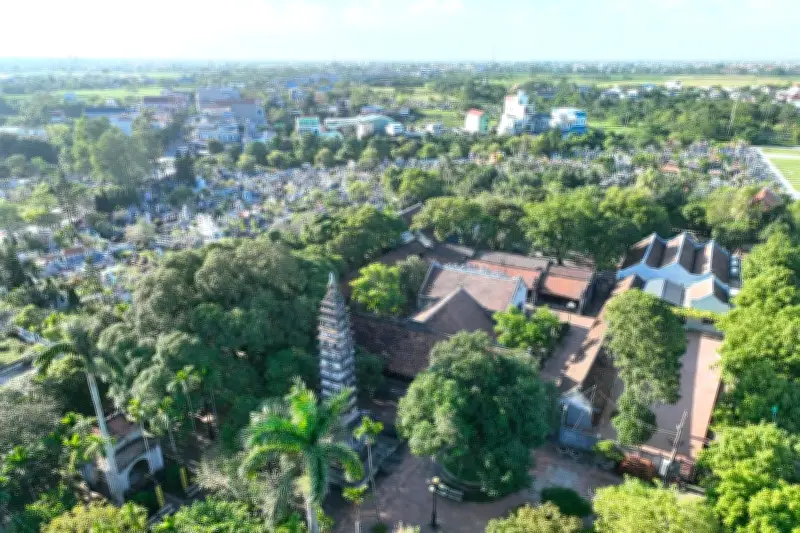Tháp chùa Phổ Minh 700 năm tuổi in trên tờ tiền 100 đồng