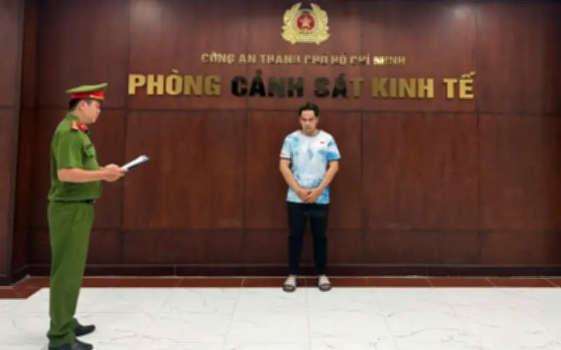 Thu giữ hơn 1.400 đôi giày, dép giả nhãn hiệu nổi tiếng tại TP.HCM
