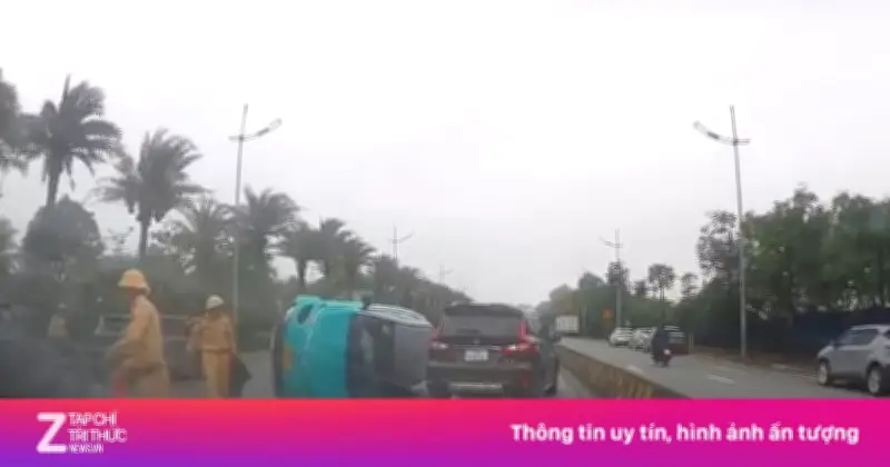 Tài xế buồn ngủ, taxi công nghệ lao vào dải phân cách lật giữa đường