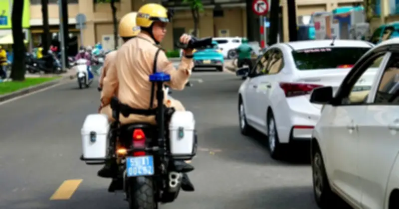 Tài xế ô tô bị phạt vì dừng xe song song giữa đường trung tâm TP.HCM