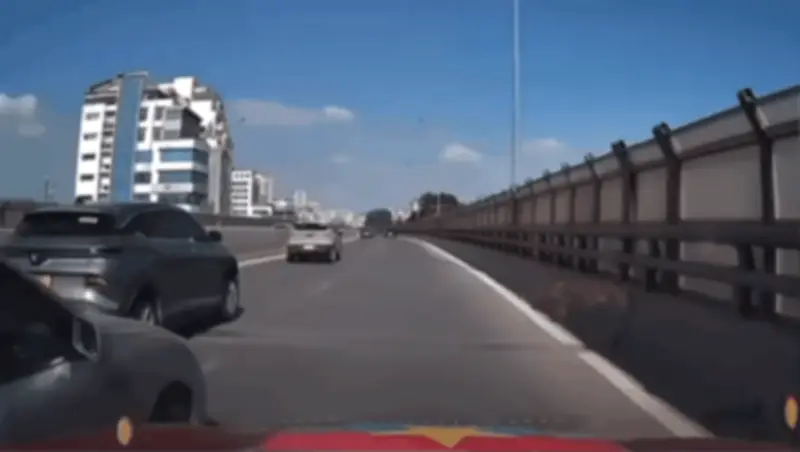Tài xế ô tô tạt đầu xe khác ở Hà Nội bị phạt 1,4 triệu đồng