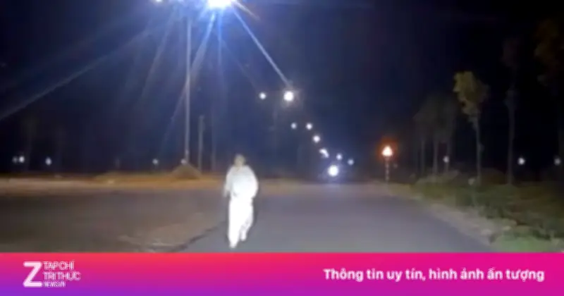 Tài xế taxi cứu cô gái hoảng loạn bị người lạ bám theo lúc rạng sáng