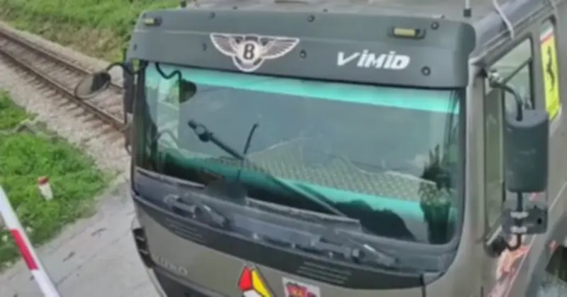 Tài xế xe tải cố tình vượt rào chắn đường sắt ở Thanh Hóa