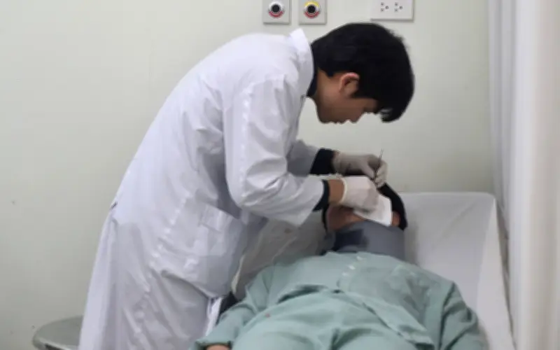 Tiêm filler ở tai 3 năm trước, cô gái Hà Nội nhập viện vì biến chứng nguy hiểm